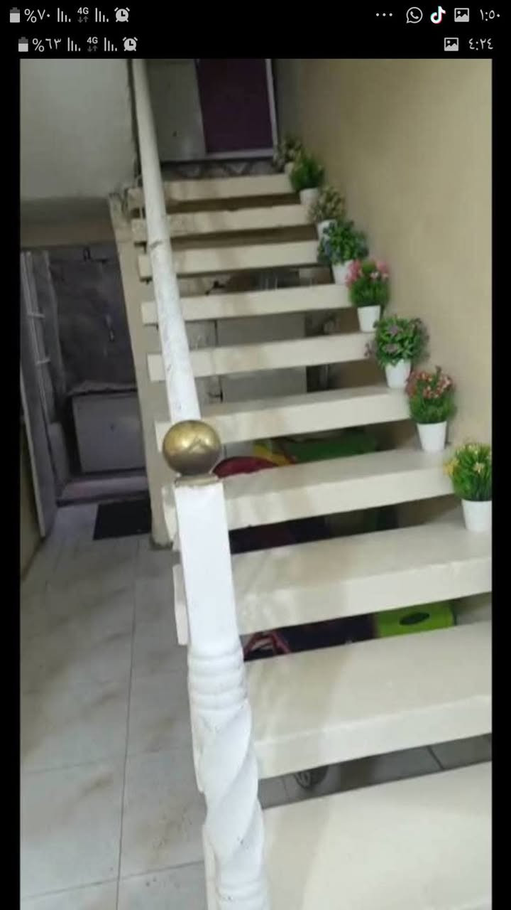 بيت خلفي دولاني ١٣٠م  عرض الممر ١٢٠م نظيف استقبال وصاله وحمام وغرفتين سعره ٨٠ وبي مجال بيع نقد الموقع حي العسكري قطاع ١٢ خلف سيد محمد قريب على ساحه  غريبه للاستفسار اتصال ***********
