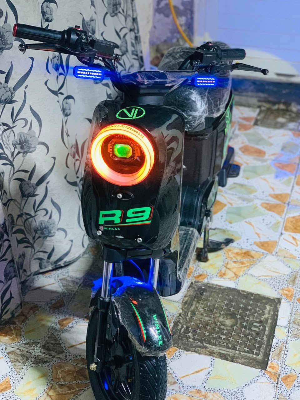 السلام عليكم..!
دراجه شحن R9. 

مديل2025. 

بطاريات بعدن بحاله جداً ممتازه وجيده ماشيه فترت4اشهر من البيت للمدرسه فقط. 

 5بطاريات22امبير. 

كلشي شغال بيه كفاله عامه نضيف امعنه الكلمه.
السعر400وبيه مجال

الموقع. بصره قبله جي الجامعه. 

الاستفسار عبر رقم***********
