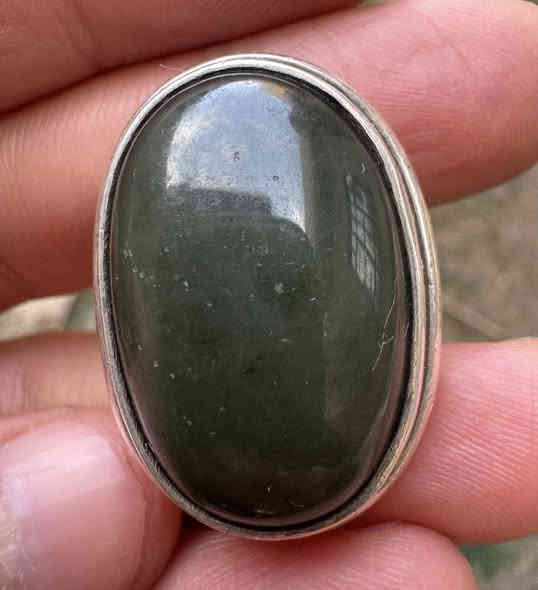 يالله اللهم صلي على محمد وال محمد السلام عليكم شباب خاتم يشم حر طبيعي نادر كلش وقديم مال جدادنه قديم كلش حت صياغته مال سبعينات الخاتم قديم كلش ويشف والماي مالته يخبل الله شاهد خاتم جميل وحر طبيعي يخبل وبالعافيه على ياخذه. قياس25 صياغه يدويه عراقيه قديمه. صياغه ثقيله كلش السعر والتفصيل اكثر وات ساب. رقم ‭0776 592 8747‬ يوجد توصيل ال جميع محافظات العراق اخوكم حسن عدنان🫡
