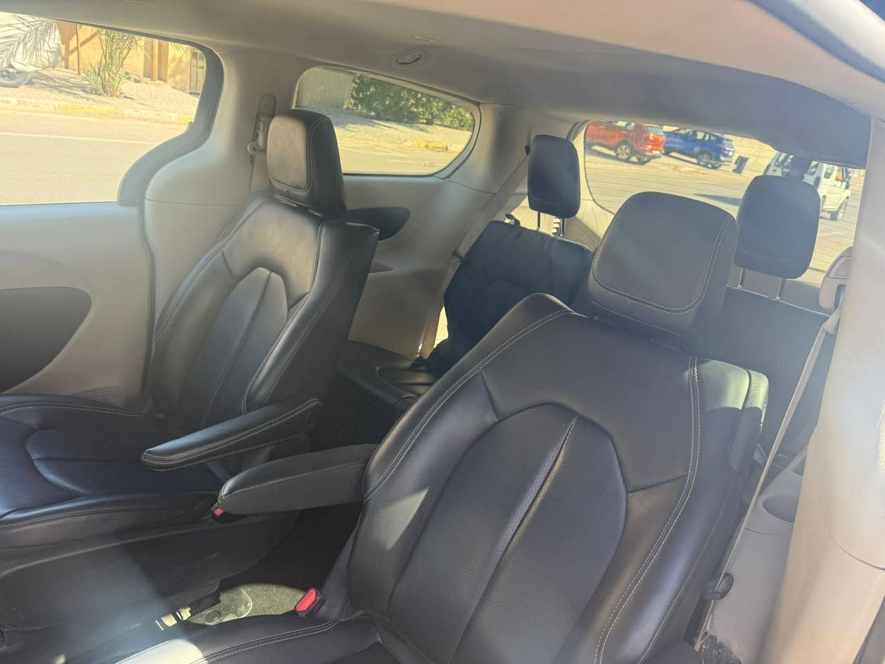 السلام عليكم باسفيكا بيع مستعجل مستعجل جوه سوق موديل 23 هايبرد بلكن تلث انظمه شحن منزلي وهايبرد وبنزين  قبل شهر رقمته ماشي 23 حادثه موضح بل صور بدون ايرباك قطعتين صبغ جاملق خلفي وجاملق امامي صندوق مبدل بلادي نفس لون وبنيد هم نفس لون بجم كله بلادي بيه شاصي الخلفي 
170 وبيهه مجال للطيبين مكاني دوره ***********
