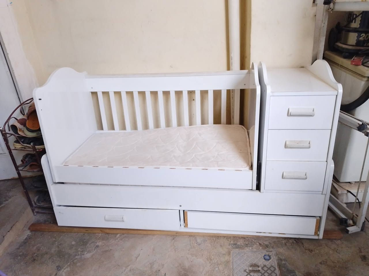 كاروك خشب نضيف هوه الدوش ماله السعر ١٠٠ الف وبيه مجال حي العسكري هاذا رقم ***********
