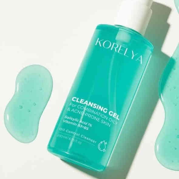 ‏CLEANSIN غسول للبشرة المختلطة

اشعري بالانتعاش من أول جلسة تنظيف!

جل التنظيف من كوريليا مُصمم خصيصًا للبشرة المختلطة، الدهنية، والمعرضة لحب الشباب.

غني بحمض الساليسيليك (BHA) بنسبة ١٪ وفيتامين B٣ (النياسيناميد)، ينظف المسام بعمق، ويوازن الزيوت الزائدة، ويعيد لبشرتكِ إشراقة صحية.

ينظف بلطف دون جفاف، ينقي، ويساعد بشرتكِ على التنفس.

قولي وداعًا للمعان الزيتي - أهلاً بلمسة نهائية منعشة وغير لامعة!

الخطوة الأولى لبشرة نظيفة، متوازنة، وناعمة تبدأ مع كوريليا.

____________________

للاستفسار مراسلة الصفحه او مراسلة الرقم واتساب 
كوزمتك و ازياء الحاج جـواد الچايد
الـعـنـوان : المسيب-شارع البلديه القديم-مقابل صيدليه الجنوب
***********-***********
🚘 متوفر خدمة توصيل لجميع محافظات العراق 🚘
