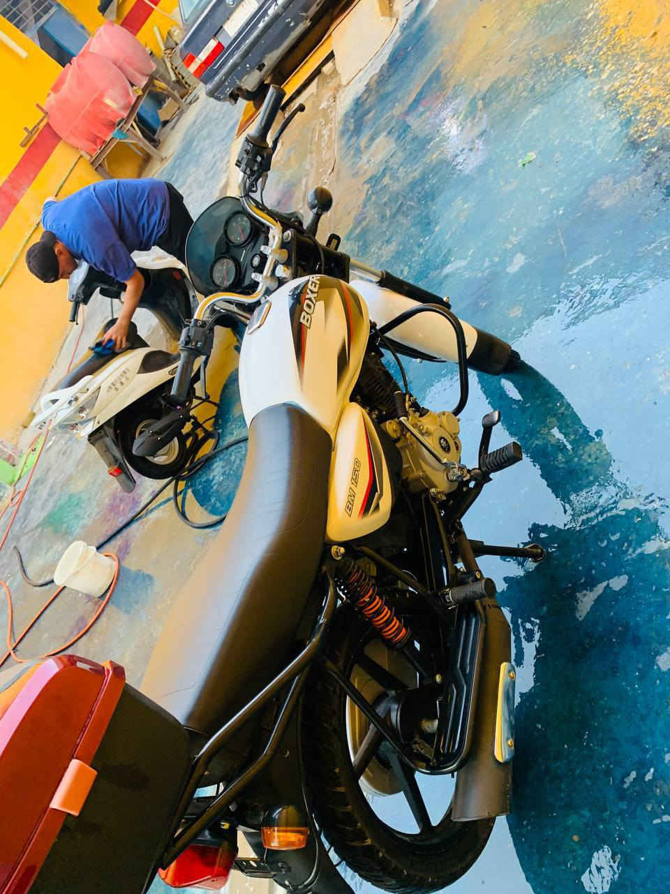 اسلام عليكم دراجه بوكسر أوراق اصولي 2023 طلعت بل 2024 ماشيه قليل ما تعبانه مكفوله كفاله عامه  خاص مغلق عرضها ب1550وبيه مجال ***********
