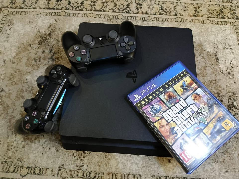 playstation 4 slim ___بليستيشن 4 سليم 
500GB سعة
13.50 update النظام
 لووك نظافة فول 🔥 
ما مفتوح قبل بلزقة الضمان 

مع ( 2 ) جويستيك اصليات واحد لون اسود زجاجي و الثاني لون اسود طافي 🎮 

لعبة GTA 5 جديدة ما مفتوحه 💿

مع كامل ملحقات الجهاز  📦 ( كيبل البور ٫ كيبل HDMI ٫ كيبل الشحن USB ٫ كارتونة الجهاز ) 

يعني بس شغل و العب 💥

بسعر 300 الف ( قابل للتفاوض ) 

للاستفسار : ***********
