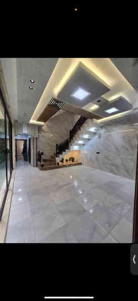 للبيع دار سكن مصمم بإشراف هندسي مميز
🔺 المساحة : 230 م جاهز للسكن
🔻الواجهة: 7,66م         🔺النزال: 30م
     
      🔹 واجهة مرمر + ارضيات مرمر
      🔹️بوابة خارجية كهربائية 
      🔹️الابوب من الصاج 
      🔹️الشبابيك المنيوم تركي
      🔹️المحجر المنيوم زجاج تركي 
   
🔶الطابق الاول: 

       🔸️مدخلين 
       🔸استقبال.  
       🔸️صالة 
       🔸️مطبخ مستقل.  
       🔸️خدمات صحية 
       🔸️غرفتين نوم ماستر كبيرة
 
🔶الطابق الثاني: 
 
       🔸️  4غرف نوم ماستر  نوم
       🔸️خدمات صحية     

 ✔️موقع مميز  //شارع 15+ رصيف 4 م

📍موقع الدار:
حي البنوك / شارع باريس
_____________________________________
للاستفسار 
***********
الصادق للعقار
