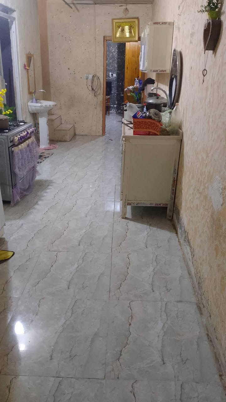 ياالله اللهم صلى على محمدوال محمد..سلام عليكم دارللبيع مساحه100متر...5×20 ملك زراعي سند25 .مربع الاول.البيت طابقين معزول بناء بلوك كهرباء ماء مجاري .الطابق الارضي. طرمه+ استقبال +مطبخ+ خدمات +غرفة نوم +ترك + يحتاج تبديل سيراميك الارضيه فقط فقط الطابق الثاني درج خارجي معزول استقبال+ غرفة نوم اطفال مطبخ .خدمات +غرفة نوم .بيتونه بيه خزن +سطحين .العنوان سريدات المربع الاول شارع ابوعناد بيع مستعجل 
السعر 107.شراي اخليك على راسي .الهاتف***********.واتس اب ماسنجر
