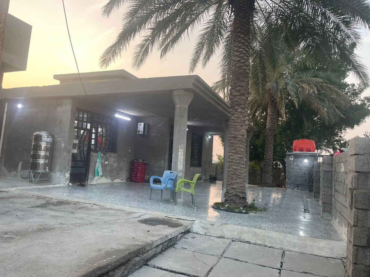 ارض زراعية مع منزلين بناء حديث للبيع 
مساحة الأرض ٤ دونم 
مساحة البيت الاول ٢٨٠ متر يحتوى على ٤ غرف ومضيف كبير واستقبال ومطبخ وخدمات كاملة بناء حديث مع حديقة خارجية فواكه وحمضيات واجود انواع النخيل بمساحة٥٠٠ متر وكراج سيارات 
والبيت الثاني ١٩٠ متر يحتوي على ٢ غرف كبار ومضيف كبير وصالة ومطبخ وخدمات وحديقة خلفية تحتوي على أشجار وحمضيات 
البيوت بناء حديث ومسيجة بالكامل 
خدمات كاملة تبيلط +ماء رئيسي +كهرباء محولة قريبة كلش
بالإضافة إلى ماء نهر ونهاية الأرض مطله على بزل رئيسي 
ارض خصبة وصالحة للزراعة  
📍الموقع : اليوسفية قرية بئر الحمام/ الشارع الثالث 

للاستفسار الاتصال بالرقم ***********
او الاستفسار على الواتساب ***********
