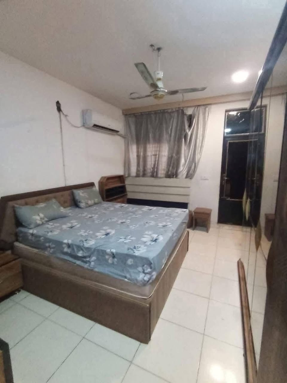 للإيجار في السيدية
دار سكني مؤثث بالكامل ✨

🔹 يحتوي على:
🏠 غرفتين نوم
🏠 صالة
🏠 مطبخ
🏠 خدمات

💰 السعر: مليون قفل
❌ غير قابل للتفاوض

📍 الموقع: خلف شارع النخل – السيدية

📞 للاستفسار:
***********
𓆪 مكتب حلم عقاري
