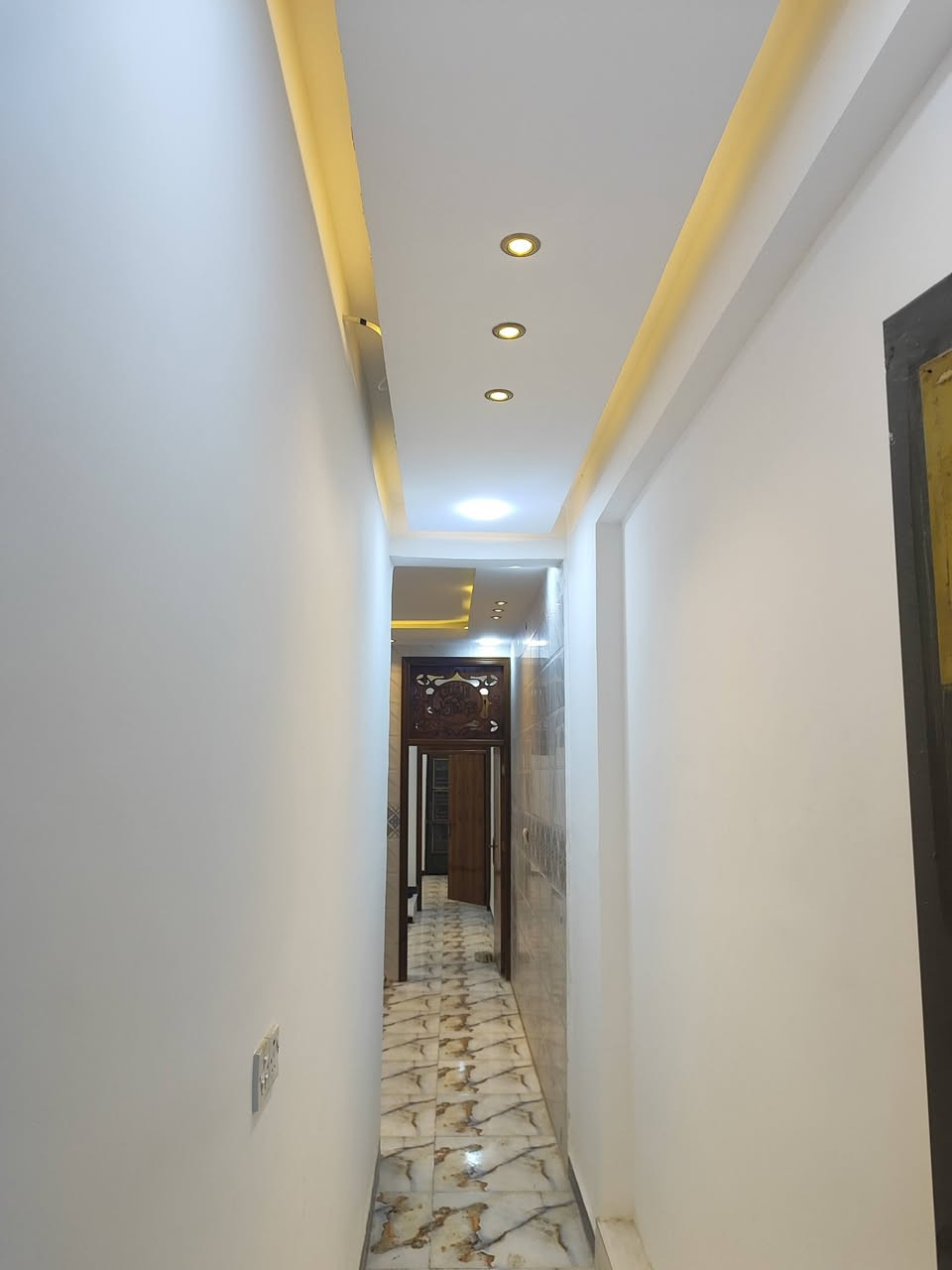 السلام عليكم بيت للبيع بالبكرلي طابو زراعي سند 25 خلف جامع سلمان المحمدي
مساحه البيت 100 متر بناء 2025 

يحتوي على غرفه واستقبال وكلدور ومطبخ وحمام وصحيات خارجي وداخلي ومناور ثنين الغرفه كبيره البيت كامل على اخر شي 

البناء طابو صب كونكريت مسلح 

////////******//////////

السعر المطلوب 91 مليون وبي مجال 

///////

لليرغب بالشراء مراجعة مكتب عقارات حسين المعموري 

الكائن في البكرلي قبل جامع سلمان المحمدي او مقابيل الطاقه الكهربائيه 

او الاتصال على الرقم *********** حسين المعموري
