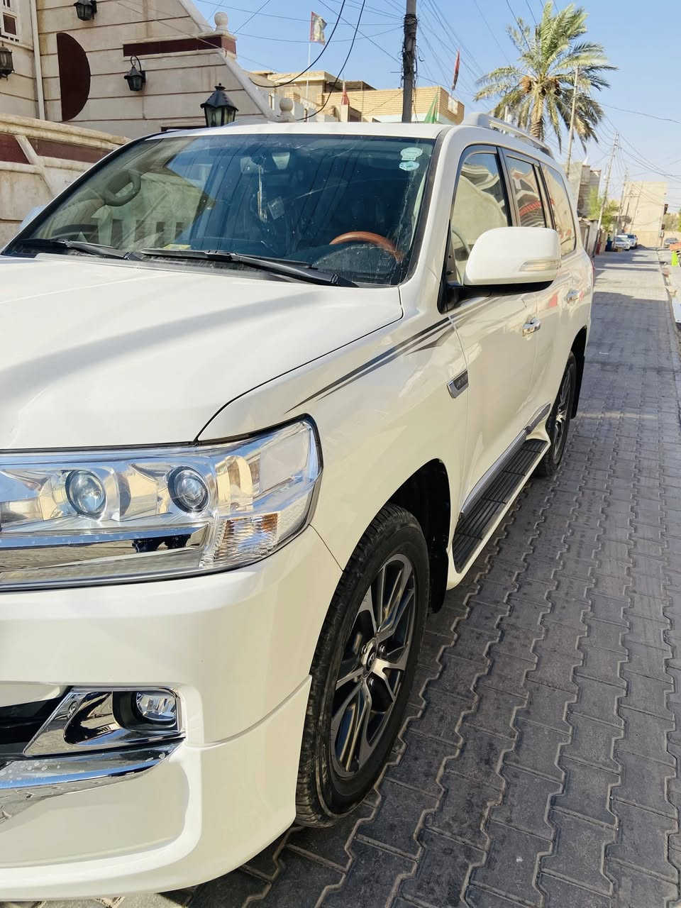 السلام عليكم لاندكروز لبيع 
مديل 2020 
محرك V6 GXR 
سيارة جديدة مكفولة من كلشي 
***********
