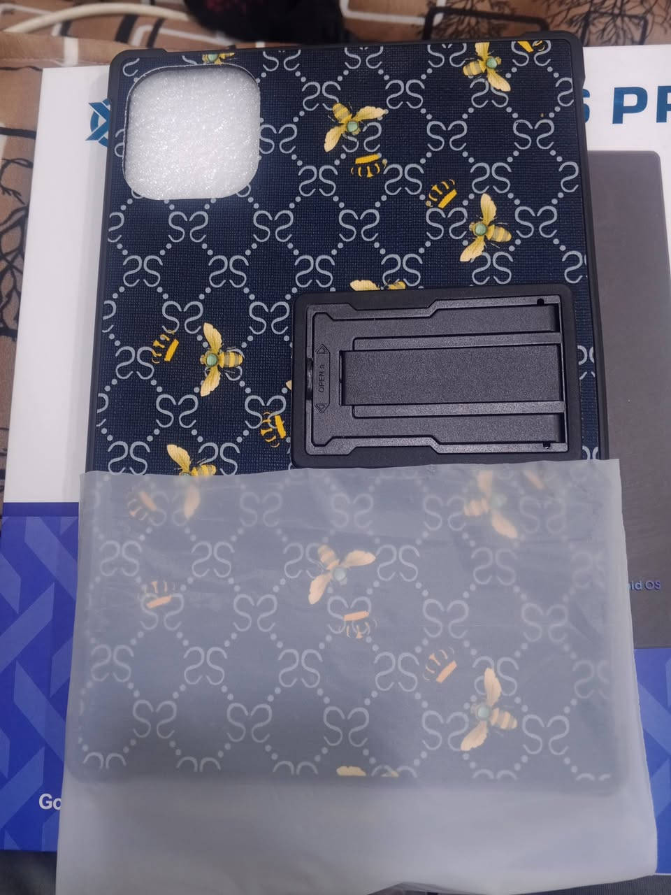 السلام عليكم 
مجموعة اغراض للبيع عنوانهة الرمادي التاميم للاستفسار اكثر الاتصال علة الرقم ***********
ساحبة نظيفة سعرهة 50
مكينة خياطة ام الفراشة نظيفة سعرهة 45
زولية اخت الجديدة تركية قياس 3/4 سعرهة 70 وبيهة مجال 
ايباد جديد غير مستخدم نوعية ممتازة سعرة 115 وبي مجال 
طفاية حريق عدد 6 جدد غير مستخدمة الوزن 6 كيلو سعر الوحدة 15
