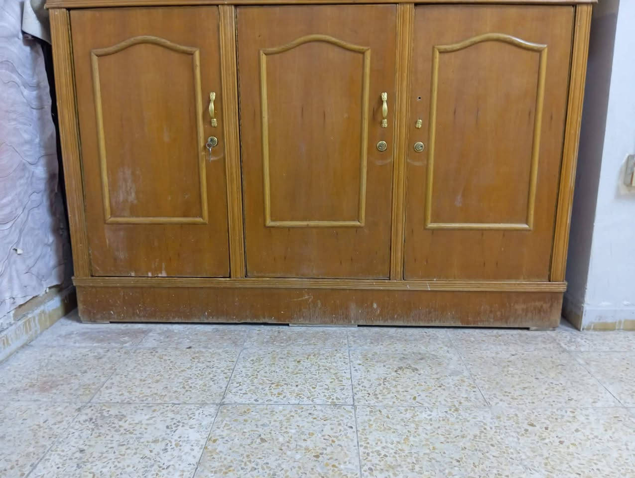 السلام عليكم 
بوفيه متكونه من 3بيبان 
لبيع بسعر 75 
الرقم ***********
المكان كربلاء الحر
