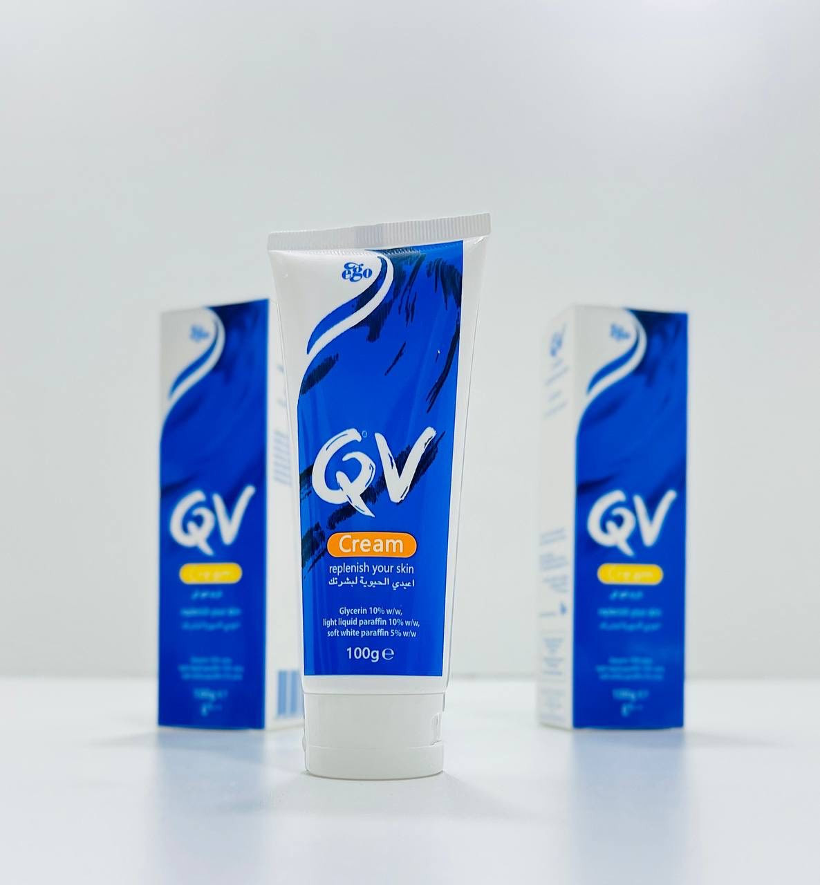 ⁨ 💙 كريم QV هو كريم ترطيب واقٍ غنيّ يُستخدم لتجديد وترطيب البشرة، خاصةً الجافة والحساسة منها. 🎀✨
يُستخدم لتخفيف وعلاج حالات الجلد الجافة مثل التهاب الجلد، الأكزيما، الصدفية، الجفاف أو السماك. 
 يحتوي على الجلسرين (10%)، البرافين السائل الخفيف (10%)، والبرافين الأبيض الناعم (5%). كما يحتوي على السكوالين، وهو مكون طبيعي موجود في زيت الجلد. 
المميزات :
يساعد على حبس الرطوبة الطبيعية عن طريق العمل كحاجز واقٍ. تركيبة متوازنة الحموضة، منخفضة التهيج، وخالية من العطر واللون واللانولين والبروبيلين جليكول مناسب للبشرة الحساسة. 100ml

توجد توصيل لجميع المحافظات العراق 🇮🇶🚚🚕للحجز والاستفسار يرجى التواصل عبر الخاص 📩💌توجد لدينا عروض خاصة وخصومات وهدايا 🎁😍⁩


**إذا كنت صاحب هذا الإعلان وتريد حذفه لأي سبب، رجاءا أرسل رسالة إلى الدعم الفني**