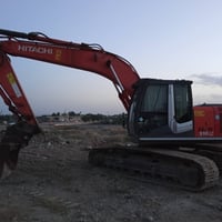 حفارة هيتاشي للبيع حجم 210LC رولة 8 موديل 2011 دخول جديد مرقم اربيل ما...