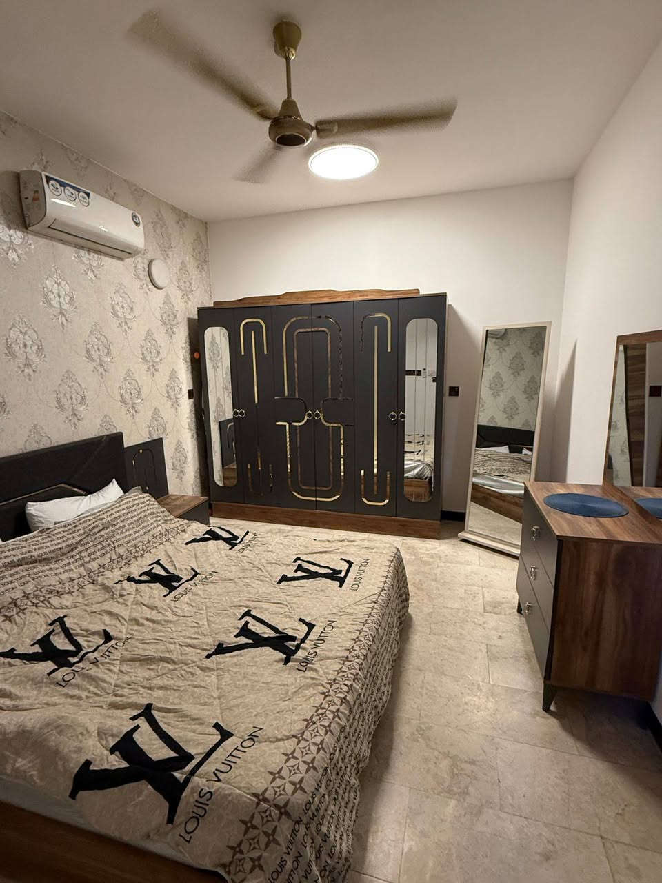 السلام عليكم:
#يوجد شقق #مؤثثه في #المنصور تحتوي على #غرفتين وصاله ومطبخ وحمام (للعوائل او للموظفين)
 #الاستفسار ع رقم : *********** يتوفر واتساب 📞.
