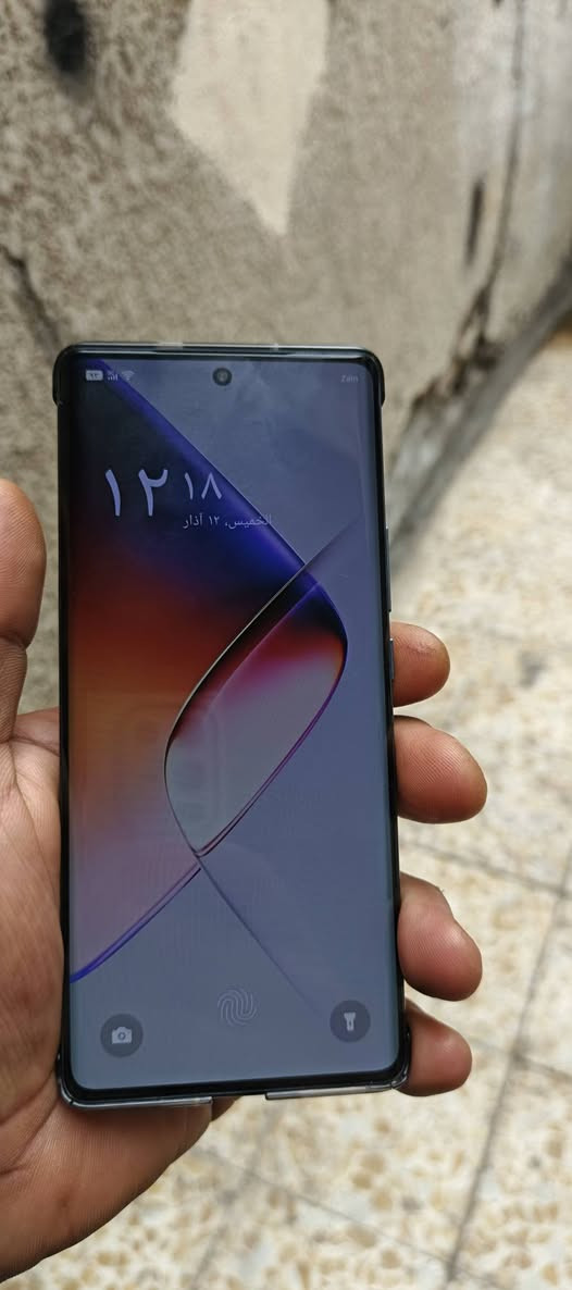 اليكم مواصفات هاتف انفينكس نوت Infinix Note 40S نسخة (8GB+256GB) بشكل مفصل:
الشاشة:

نوع الشاشة: AMOLED.
الحجم: 6.78 بوصة.
معدل التحديث: 120 هرتز.
المعالج:

Mediatek Helio G99 Ultimate.
الذاكرة:

خيارات متعددة: 256 جيجابايت.
ذاكرة الوصول العشوائي (RAM): 8 جيجابايت.
الكاميرا:

الكاميرا الخلفية: 108 ميجابكسل (رئيسية) + 2 ميجابكسل (ماكرو) + 2 ميجابكسل (عمق).
الكاميرا الامامية : غير محددة بدقه.
البطارية:

السعة: 5000 مللي أمبير.
الشحن: شحن سريع بقدرة 45 واط.
نظام التشغيل:

غير محدد.
مميزات أخرى:

دعم شريحتي اتصال.
يدعم شبكات الجيل الخامس 5G.
مستشعر بصمة الإصبع مدمج بالشاشة.
مكبرات صوت ستيريو مزدوجة مع صوت من JBL.
مقاوم لرذاذ الماء والغبار IP53


**إذا كنت صاحب هذا الإعلان وتريد حذفه لأي سبب، رجاءا أرسل رسالة إلى الدعم الفني**