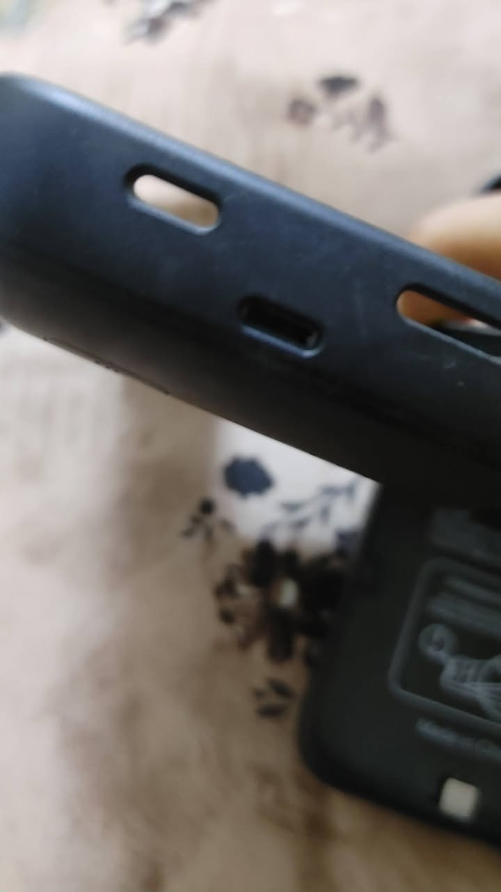 كفرات شحن Battery Case للآيفون. يعني كفر + بطارية إضافية بنفس الوقت.

شوف التفاصيل اللي مكتوبة على الكفر اليمين:
• الموديل: HXYBB44 • السعة: 5000mAh / 3.7V / 18.5Wh  • المدخل: DC 5V / 2.1A  • المخرج: 5V / 1A 
فتحة الكاميرا الكبيرة تبين أنه لآيفون 13 برو أو 14 برو تقريباً. الكفر بيه منفذ Lightning جوه يشحن الموبايل


**إذا كنت صاحب هذا الإعلان وتريد حذفه لأي سبب، رجاءا أرسل رسالة إلى الدعم الفني**