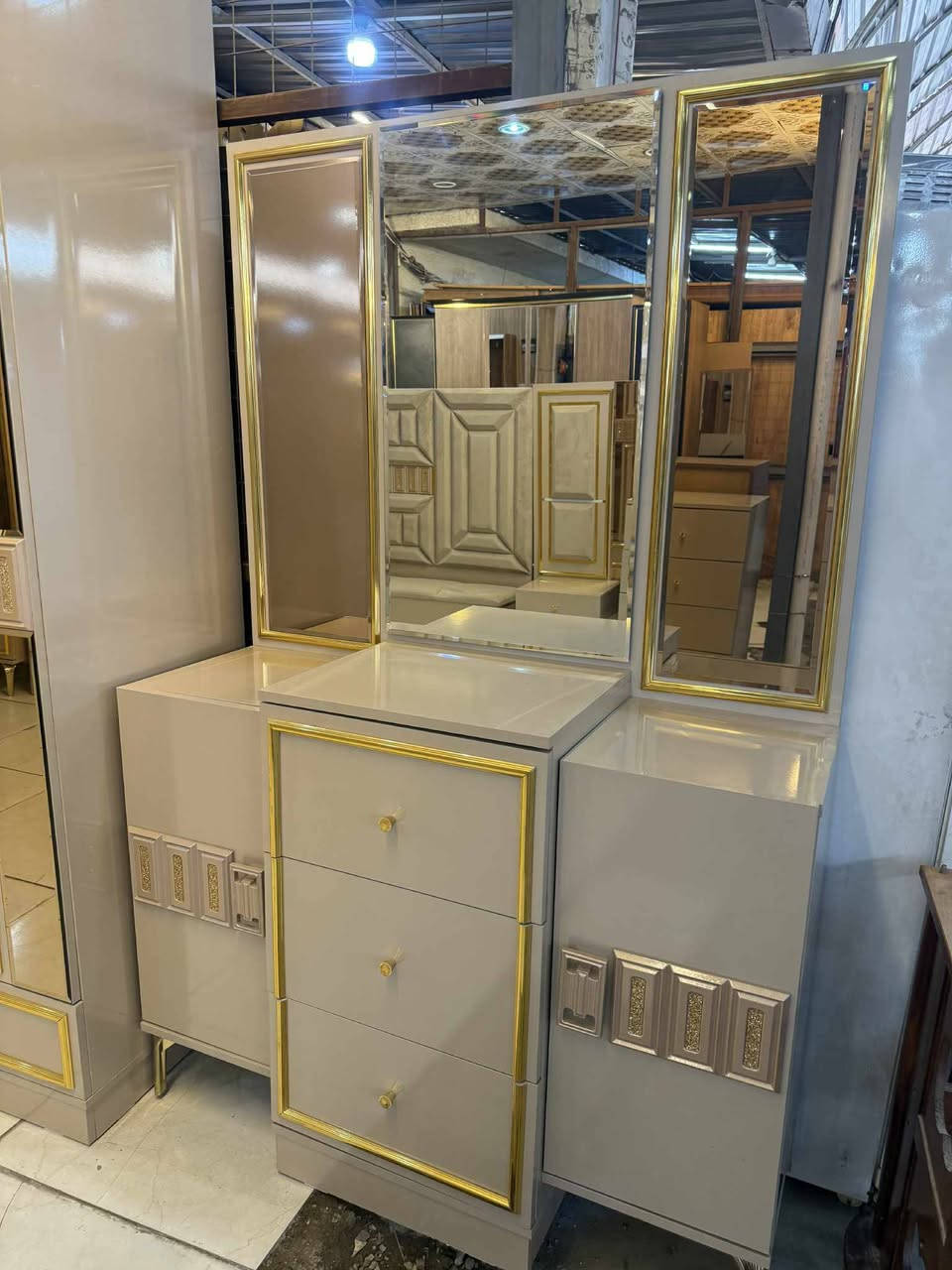 ✨ غرفة تركية  مودرن ✨
🚪 نظام أبواب 10 قطعه بروفايل فاخر
🛏️ سرير ضهر بلوك بمخزن عملي
🪞 جام برونزي أنيق
🧵 قماش وتر بروف أصلي سعره مليون و500
✨ نظافة 99💯
🚚 شد ونقل مجاني داخل بغداد
📦 توصيل للمحافظات بأسعار رمزية

📍الموقع بغداد الجديدة
📩 للاستفسار راسل خاص


**إذا كنت صاحب هذا الإعلان وتريد حذفه لأي سبب، رجاءا أرسل رسالة إلى الدعم الفني**