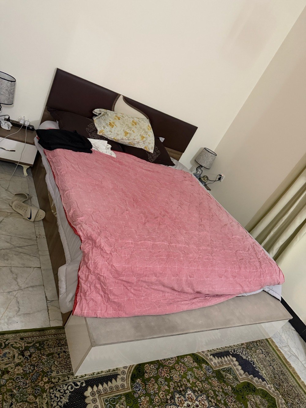 غرفة نوم 5 قطع + غرفة معيشه ( قنفات2/ ميز / ميز بلازمه / جذامه/ طبليات ) + مطبخ 
تنويه هااام بدون كهربائيات (❌ بلازمه + ❌غساله +❌ طباخ + ❌فرن ) غير موجودين 🚫
وين موقعك بالضبط بالعراق؟ وإذا الزبون يريد يشوف الغرض أو يستلمه، من أي منطقة ممكن؟: 
بغداد / كراده خارج / فلكة المسبح 
شكد السعر النهائي للغرفة/الطقم؟ وهل بيه مجال بسيط بالمساومة لو ثابت؟: 
اكو مجال 
شنو حالة الاستخدام والنظافة لكل القطع؟ وهل بيها أي خدوش، كسر، رطوبة، أو مشاكل بالأدراج والمفصلات؟: 
نظيفه 100‎%‎ / الفحص قبل الدفع 
الأجهزة اللي بالصور شنو منها داخل بالبيع وشنو منها مو داخل؟ خصوصاً الطباخ، الغسالة، والميكرويف/المكيفات حتى يصير الإعلان واضح.: 
بدون كهربائيات 
تگدر تذكر المقاسات التقريبية للغرفة والسرير والخزانة والمطبخ، وشنو طريقة التسليم: نقل على المشتري لو أنت توفر التوصيل؟: 
سرير ثنائي الخزانه خمس أبواب خزائن المطبخ تقريبا 2ونص متر او 3 متر 
النقل على المشتري 