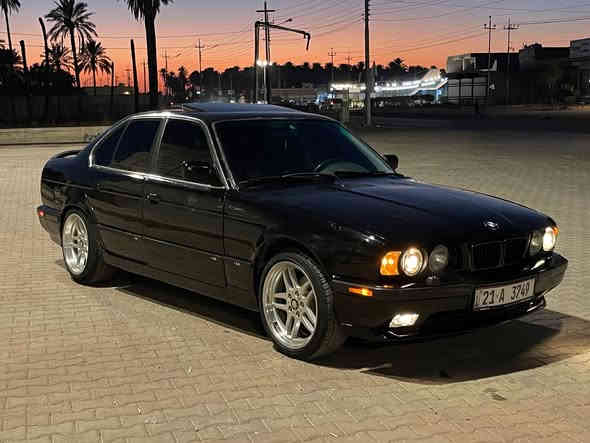 لبييع بي ام دبليو 525 رقم سلمانيه دولي
سياره سقف اسلايت و سياره حلوه و مرتب كلش
موديل ١٩٩٠ بشرط تحويل سعره ٤٨ و بي مجال بسيط
*********** مكان سياره ديالى خانقين
