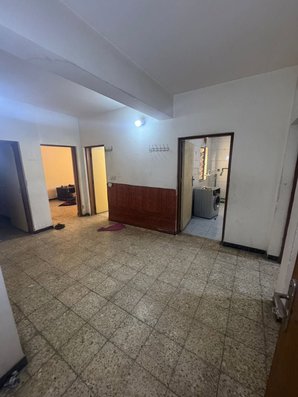 💎 للإيجار في السيدية 💎
📢 منشور رقم: ((٥٨٥))
للإيجار في السيدية
شقة طابق اول

تتكون من:
• ٣ غرف نوم
• صالة
• مطبخ
• خدمات
💰 بدل الإيجار: ٥٠٠ ألف 
موقع السيدية شارع الصناعة

📞 للاستفسار أكثر لاتصال عبر

 الرقم التالي ***********
