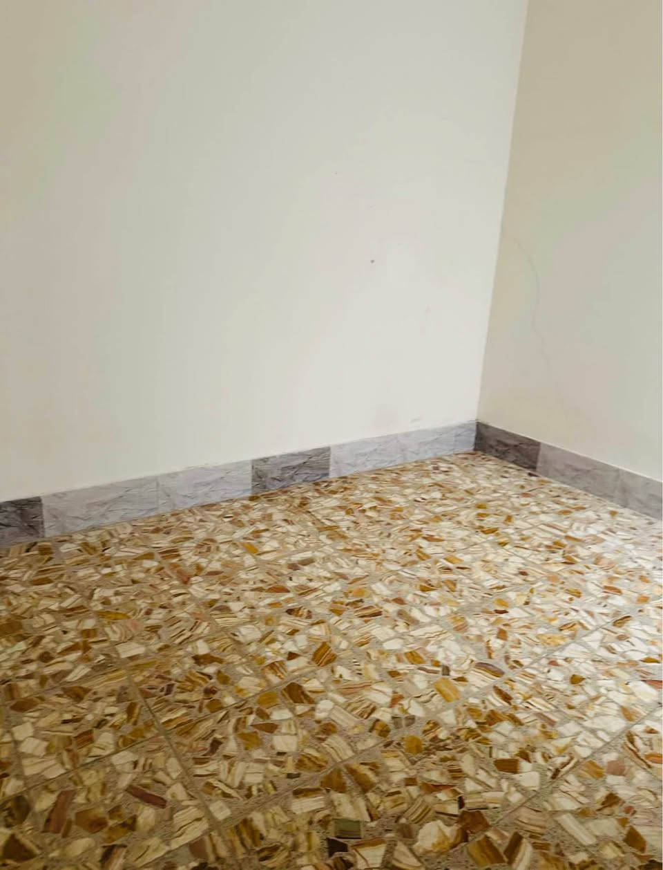 دار ايجار حي الوفاء 100 متر جديد غرفه وصاله ومطبخ واستقبال كاشي سيراميك مرتب قريب الشارع العام مكان مميز للاستفسار واتساب فقط
*********** النجف, العراق
