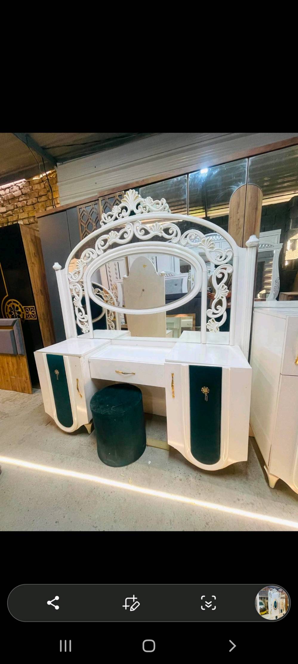 غرفه تركيه مستعمله موديل حديث 
تكون من 8 قطع 
نضافته 95 ،/، 👌🏼
السعر  800
مع الشد و النقل داخل بغدا مجاني