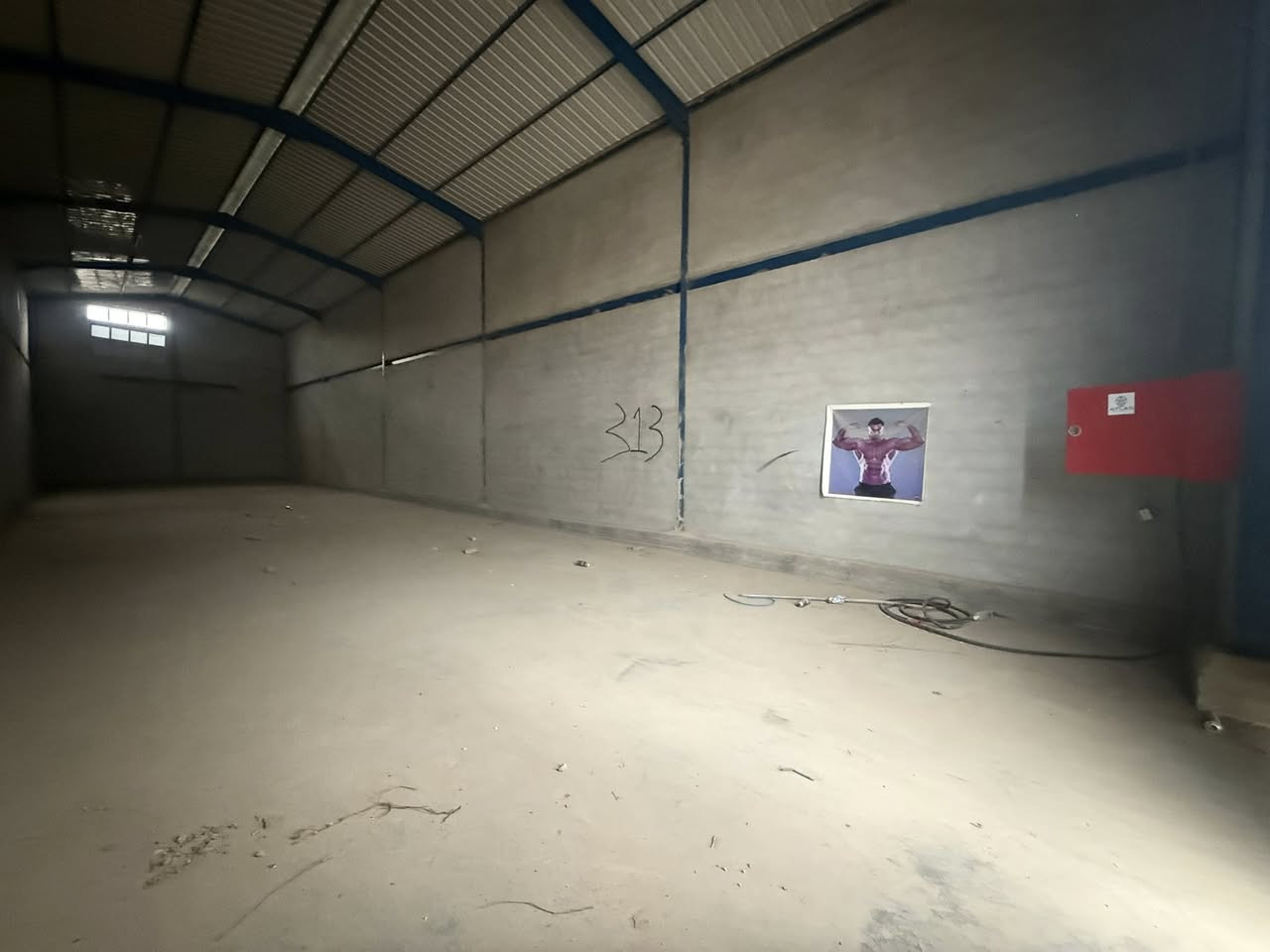 🔥 جملون للإيجار – فرصة مميزة 🔥  

جملون للإيجار على الشارع العام طريق نجف  
📍 مقابل بانزينخانة عبد الأمير عبيس  
📍 قريب من جسر المشاة  

الموقع حيوي وممتاز للأعمال التجارية، ويصلح لـ:  
✔ مخزن  
✔ مجمع محلات  
✔ معرض  
✔ ورشة  

📞 للاستفسار: (***********)
