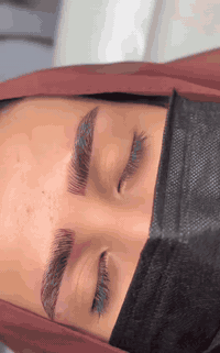 تاتو شعيرات امتلاء بسيط للحاجب ينطي كثافة ويملي الفراغات كلش حلو ومرتب واحبار اصلية من ايد Haneen Hussam ارقى صالون 🌸🥹

العنوان 
بسمايه على شارع العام مقابل بوابه بي داخل مركز لامار صالون حنين بجهه سنتر دراهم بصف سوبر چكن 
***********
أوقات الدوام من ساعه 2  ضهرا إلى ساعه 9 مساء
