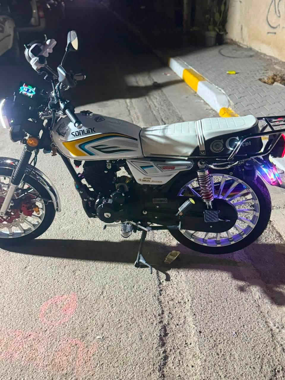 سلام عليكم للبيع أيراني دراجه جديده كفاله عامه محرك 250CC  صالنصه رياضي دراجه ماخذهه مليون و250  بس هسه أريد أبيعهه بصمتين وسويجين اوراقهه كامله مكاني بغداد شراي يتصل ***********
