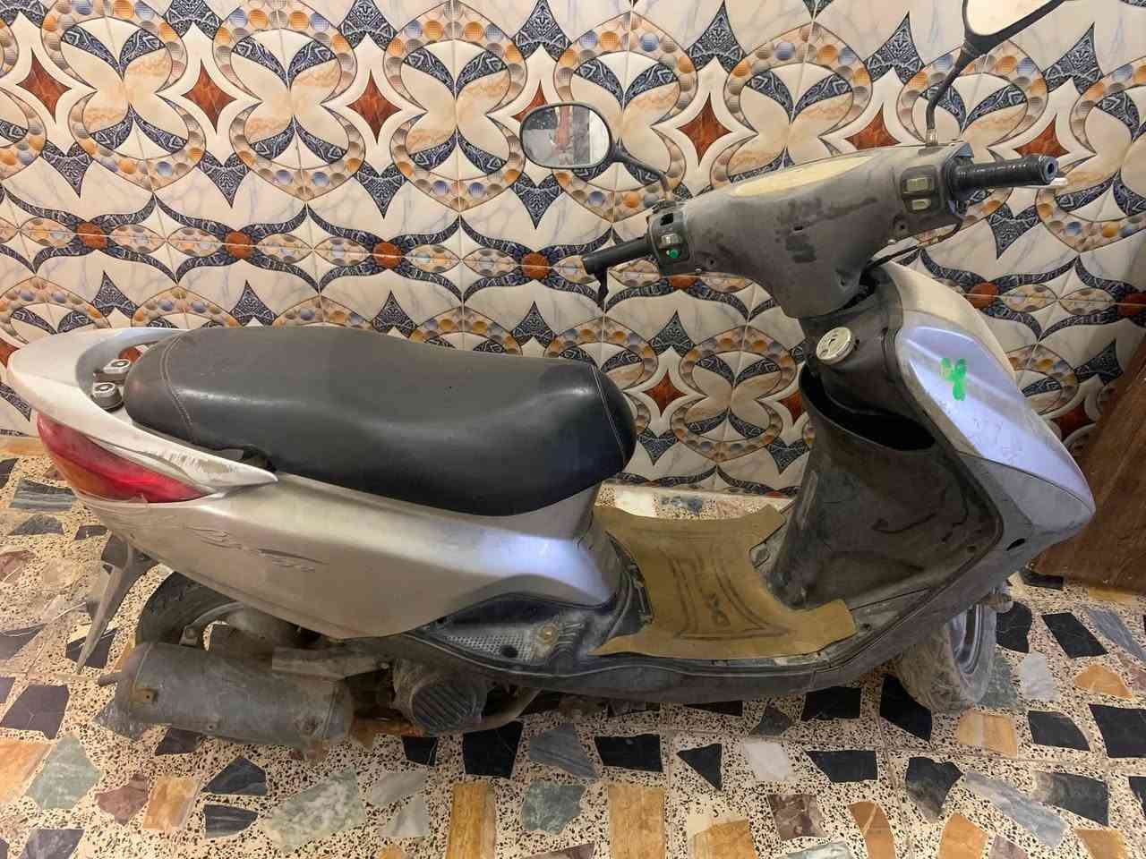 دراجتين للبيع بريز وحده محتاجه كفرات اويل وثانيه شغاله طكة سويج عايزها  صالنصه   .. رايديهن اثنينهن ب500 الف وين تلكون هيج سعر عنواني بغداد قرب تقاطع درويش منطقة دوانم الري .. ***********
