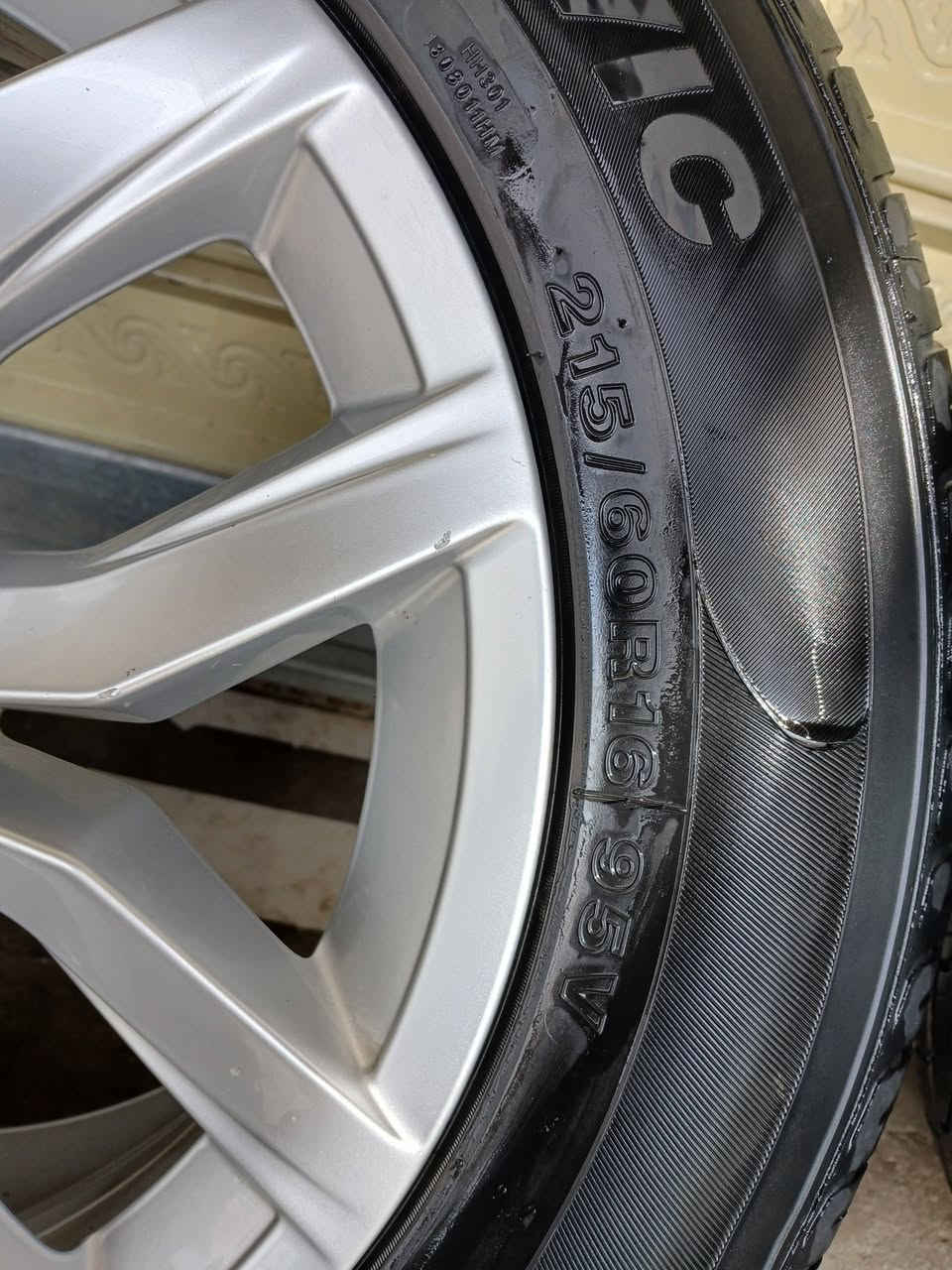 ويل باصات للبيع مع التايرات حجم ١٦ بلادي شرط النظافه بدون كسر ولالحيم  ولاصبغ سعرة 400000 تفاصيل أكثر خابر ***********
