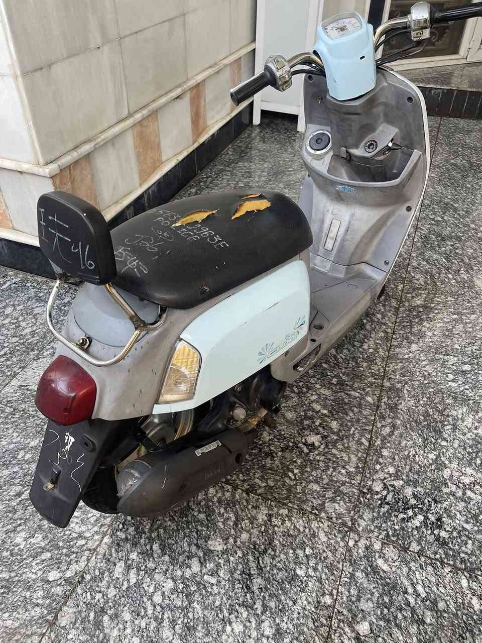 السلام عليكم ماكس بوليسي 
دواخل كريمي 
سلف هندر شغال 
اشاير شغاله 
لايت صطاب خلفي شغال 
عداد كيلو متر وكيج بانزين شغال 
دبل امامي خلفي شغال 
الدراجه نوزل 
كفاله الدراجه 
ختم واحد 
دراجه نعومه وخرسه 
نهضه وشلعه كلش حلوه 

سعره 900 الف 
رقم ***********
