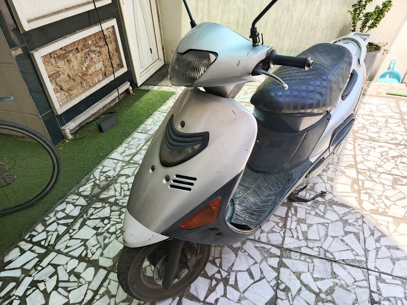 سوزوكي ياباني  السعر 350 بيها مجال للشراي الدراجة كلشي مبيها بس يحتاجلها تجفيت للمراسلة رقم الهاتف واتس اب *********** المكان بغداد الوزيرية قرب سوق الكسرة