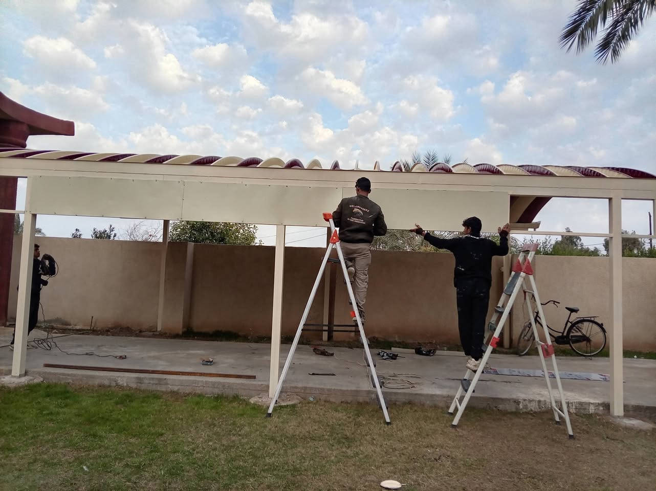 تم بعون الله عمل سقيفه في منطقة المحمودية وشكر كادر معمل الصادق سعر المتر ٢٣الف ***********
