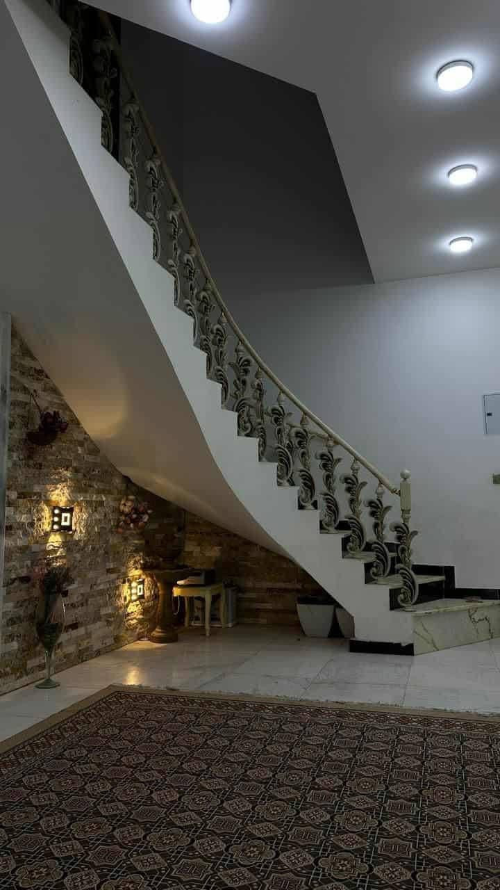 بيت مساحته ١٦٠ متر سند ٢٥ حله قرب الامام بكر يبعد عن شارع حله نجف ٥٠ متر سند ٢٥ طابقين بي غرفتين ومطبخ وحمام واستقبال وصحيات داخل وخارج وصاله بيت يخبل يباع هو والاثاث الشراي يتفضل ***********خاص
