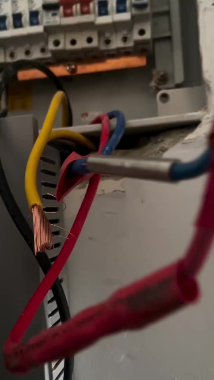 شرح مفصل للكابسة الشحن
كابسة ترامل شحن جاهزة للعمل | مفحوصة 100% 🔧
 تجي وياها بطاريات 2  حجم 4 امبير وشاحنة 
✔️ يتم فحص الجهاز قبل الإرسال لضمان الجودة
✔️ أداء قوي وتحمل عالي

المتوفر حالياً:
🔹 10 – 70 ملم ➜ 240 ألف
🔹 16 – 240 ملم ➜ 250 ألف

🚚 التوصيل شامل جميع المحافظات
📦 جاهز للتسليم فوراً

📞 احجز الآن: ***********

عين العراق
