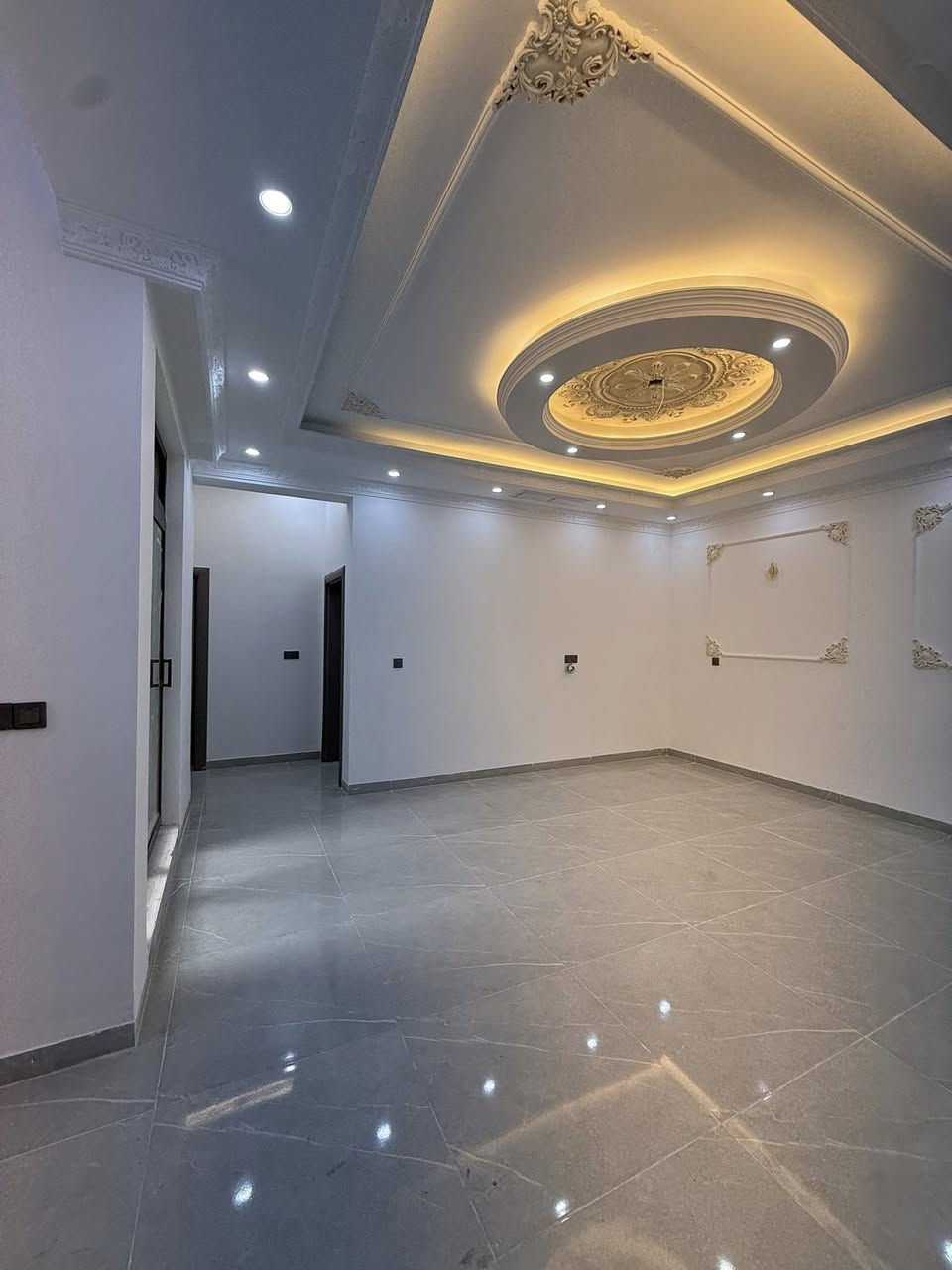 دار للبيع الديوم التصنيع
مساحة ٢٠٠ متر ىاجة ١٠ نزال ٢٠ متر
الدار طابقين صفر فول مواصفات 
الدار ٦ غرف نوم شغل vip
٤ مجموعات صحية
صالة واستقبال ومطبخ حار بارد
الدار واجة حجر حلان 
نضام التاسيس كلة دفن الغاز والصحيات
السقف كلة سحب مغربي ملكي
الابواب خشب صيني 
الارضية ٨٠*٨٠
الجدار ٦٠*١٢٠
السعر ٢١٠ وبي مجال
للاتصال ***********
مكتب يوسف للعقار
