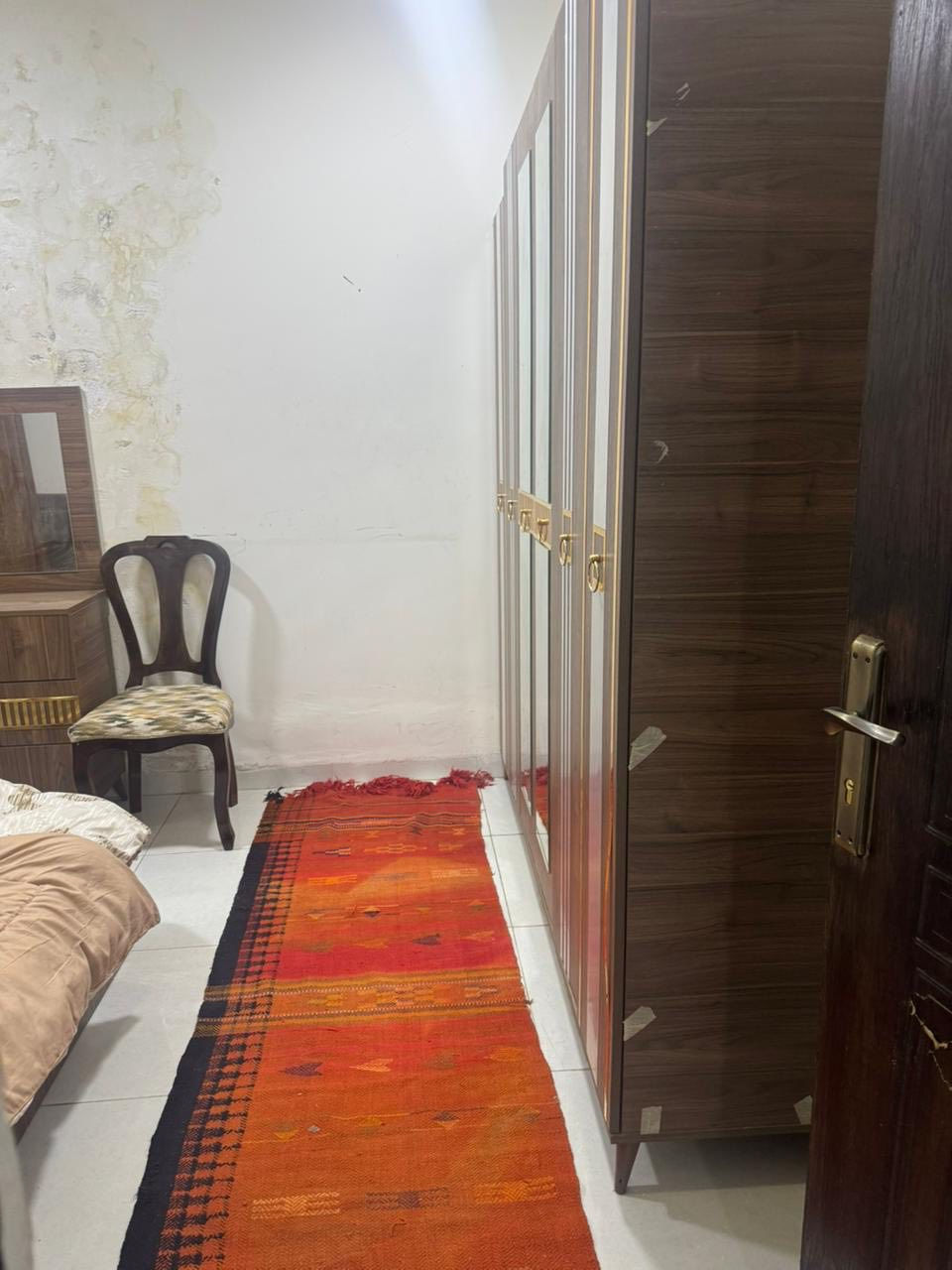 شقة مؤثثة طابق ارضي تحتوي على غرفتين وصالة ومطبخ وخدمات جاهزه من كلشي الدوره شارع ابو طياره مجاور رضا علوان لتواصل *********** سعر الأجار 900
