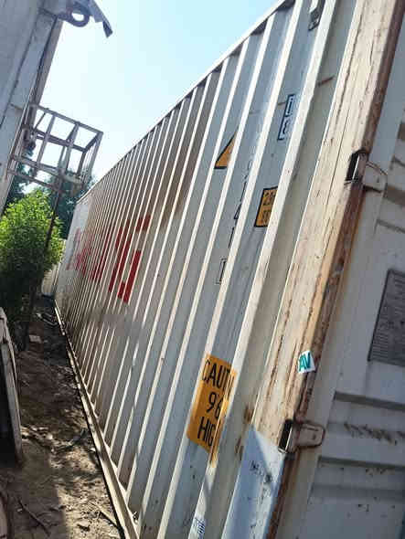 سلام عليكم حاويات 12 متر نضيفه سعر 25 ورقه مكان بغداد ***********
