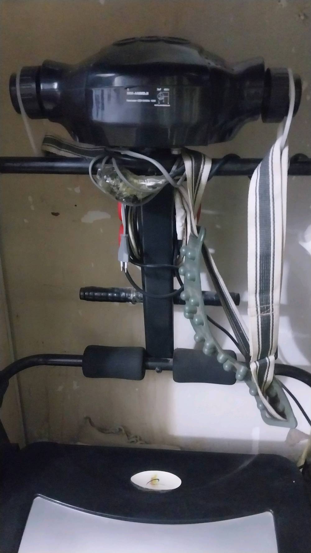 جهاز جري للبيع في حالة نظيفة جداً وكالشيء جديد. مثالي للتمرين داخل البيت ويحتوي على شاشة رقمية لعرض السرعة والمسافة. مرفق معه حزام مساج لجلسات الراحة بعد التمرين. سهل الطي والتخزين بأقل مساحة ممكنة. للاستفسار يرجى الاتصال على الرقم الموضح بالصورة.