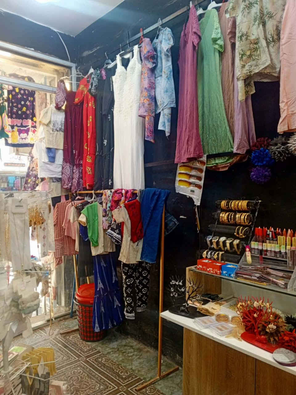 كوزمتك للبيع 
مكانه كربلاء حي العسكري يم سوك العابد
الاستفسار اكثر اتصال برقم ***********
مكلفه بلنشر
