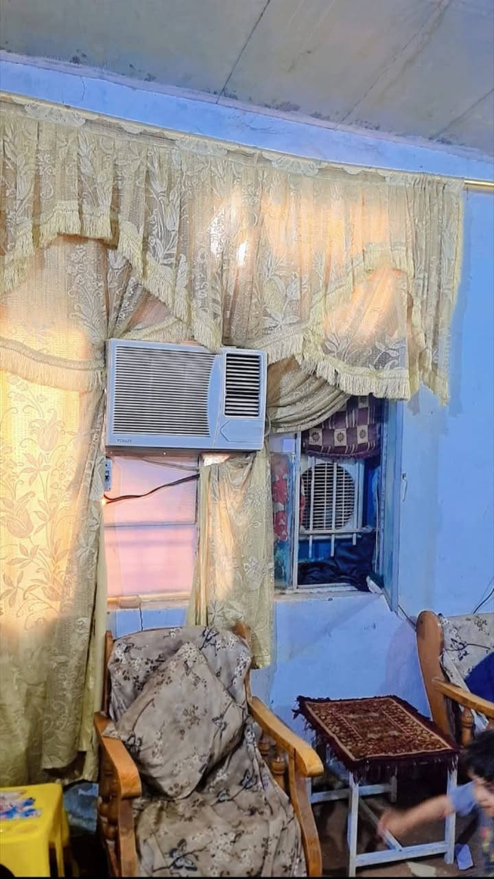 سلام عليكم من رخصت الادمن البيت البيع المساحه ١٠٠ متر العنوان الحسينيه مال الرشديه منطقه المخابرات يم مدرسه الرياض البيت تجاوز الاستفسار على الرقم ***********
