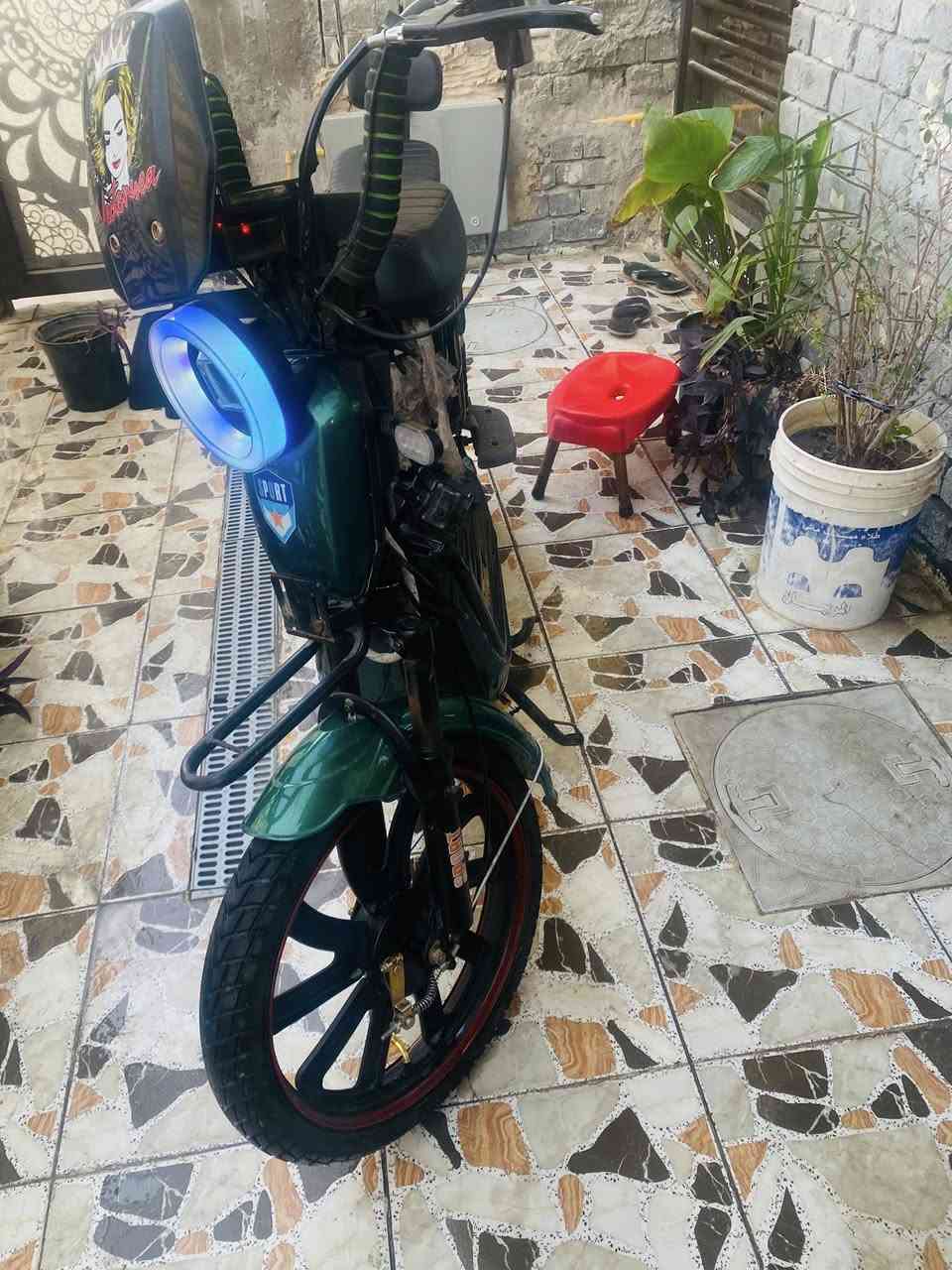 سلام عليكم. السعر. ////250////                                                                      دراجه شحن للبيع فول مواصفات 
سماعه بلوتوث 
ستاند تلفون 
خمس بطاريات 
نشرات جانبيه 
اشاير هورن كهربائيات كلهه شغاله  
مكاني بغداد الري قرب حي الإعلام 
***********  بي واتساب
