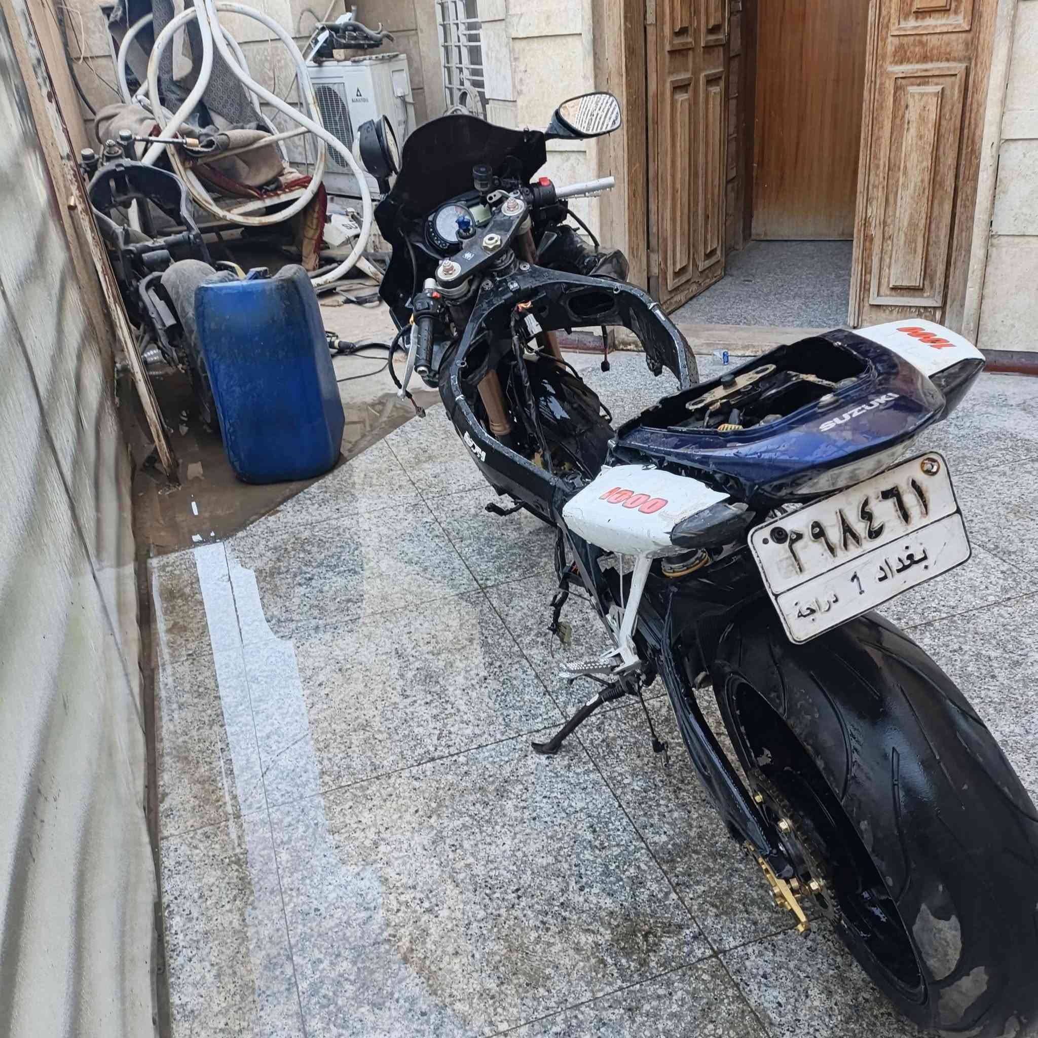 السلام عليكم للبيع  SUZUKl GSX R موديل 2006 مرقم بغداد تحويل ثاني يوم مشروع وطني مكينتهه كايمه كل تفرعاتهه حته كهربائيات تانكي كله موجود انطيك دراجه كامله بس مفصخه  
عقل ضفيره كهربائيات كله شغال ميه بل ميه شباب الدراجه مرقمه 
اول مفتحو الترقيم يعني لامرمز ولاشي بلاد وتحويل ثاني يوم بأسمك موتجيني ودكلي تفاصيلهه هاي تفاصيل كلهه كدامكم السعر 18 كامل معه الرقم مكاني بغداد بلدوره حي اسيا وهاذه رقمي ***********

