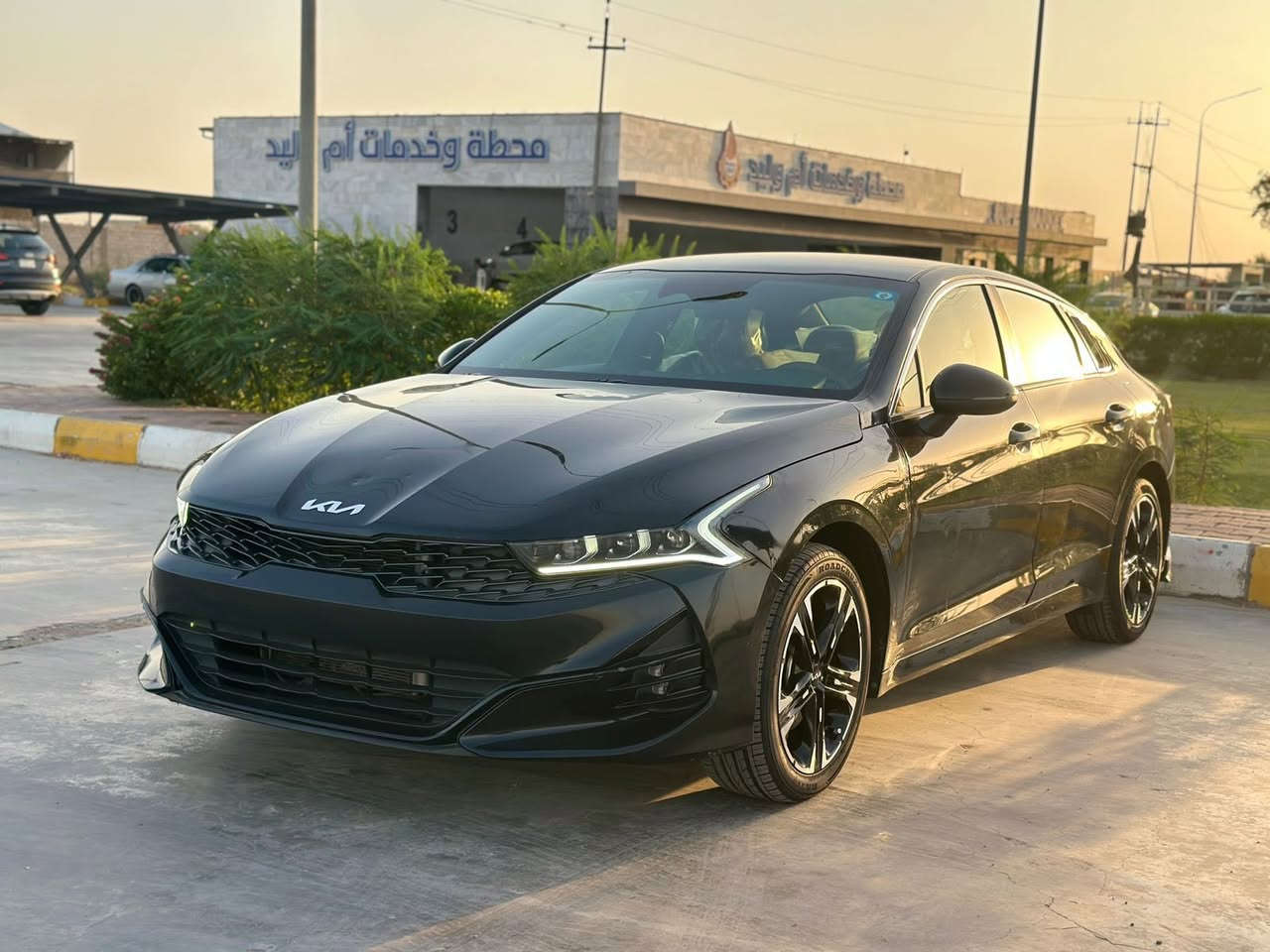 كيا كي فايف K5 جيتي لاين فول مواصفات 
موديل  2024 موديل  
مواصفات GT LlNE
فول مواصفات  بدون بنوراما ❤️
1-بصمه
2-شحن هاتف لاسلكي 
3- قياده ذاتيه ؏ الخطوط السريعه
4- هاند بريك بصمه 
5- لاسلكي Android Auto  
6- مثبت سرعه 
7-نضام ABS
8- مانع انزلاق
9-حساس أطارات 
10-بك لايت ليد
11-شاشة
12- كامره دواره
13- كشافات امامي
14-شاشه اعطال
15-ويل كورم لونين
16-رادار جانبيه
17-مراقبة النقطة العمياء
18-رادار الخطوط البيضاء 
19-اشاير بالمري 
21-كشنات جلد احمر ❤️
22-‏ مقعد للسائق قابل للتعديل كهربائياً
23-لايتات ‏3 عدسات 
24-نضام قياده أيكو + سبورت +سمارت +نورمال
25-بلوتوث + aux + usb
26-فول تحكم ستيرن
27-كير أوتو + عادي
28- ئوتو بريك 
29- ‏ ‏الخريطة🗺📍
31- ستيرن حرف D  
32-‏Led +  زينون
33-السياره فول رادرات
34-التشغيل عن بعد
‏AUTO HOLD-38
39-تصميم خارجي رياضي
41-نظام الملاحة
42-مصابيح خلفية LED
43-مصابيح ضباب LED
#ضرر موضح بسونار مرفق ( دواخل السيارة ومحموعة الصدر والمراوحة والراديتر والكهربائيات ومنظومة التبريد كلها شركة و سليمه وبلادية  )   
براكيت بلادي 
 ايرباك ستيرن راجع سستم 
دواخل  سليمة ✅
 📝 السيارة رقم بغداد جديد الدولي  تحويل مباشر وشرط عقد مروري و فحص سونار  
السعر : 170 دفتر وسبعين ورقه   
للتواصل الاتصال على رقم صاحب السيارة وتساب متوفر   📞  ***********
 العنوان : بغداد السيدية
