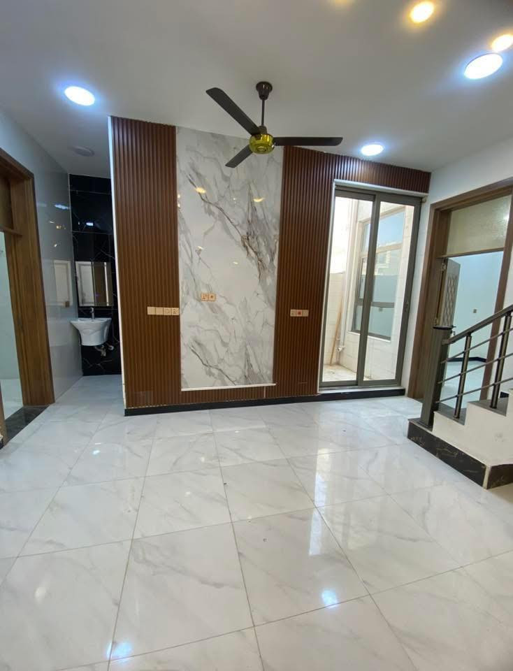 #دار_لليجار_مساحه_100متر_واجه_6اوربع_نزال16
يحتوي على 3غرف نوم 🛌 +صاله+ستقبال+مطبخ+صحيات
📍العنوان بغداد الدوره مدخل البوعيثه مجمع السلطان الاول  
الاستفسار *********** بيت زيرو محد كاعد بي
