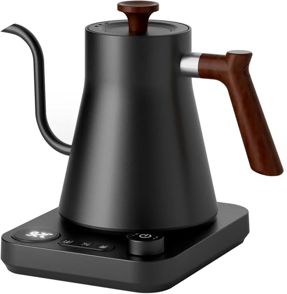 تُظهر الصورة غلاية كهربائية ذات فوهة منحنية (Gooseneck) لتحضير القهوة المختصة والشاي، وتتميز بالخصائص التالية:
التحكم في درجة الحرارة: تحتوي على قاعدة رقمية تتيح ضبط درجات الحرارة بدقة، وتتراوح غالباً بين 40 إلى 100 درجة مئوية. 

المواد: الغلاية مصنوعة من الفولاذ المقاوم للصدأ (Stainless Steel 304) مع مقبض خشبي أو يشبه الخشب لتوفير راحة أثناء الصب. 
السعة والطاقة: تتراوح السعة عادة بين 800 مل إلى 1 لتر، وتعمل بقدرة تسخين سريعة تصل إلى 1200 واط


**إذا كنت صاحب هذا الإعلان وتريد حذفه لأي سبب، رجاءا أرسل رسالة إلى الدعم الفني**