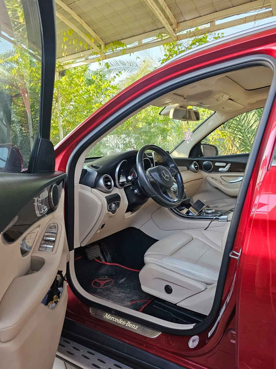 Glc300 2019
ماشيه ١٨٨ الف كيلو 
سنويه باسمي 
سعر شدتين ونص 
للتواصل ***********
