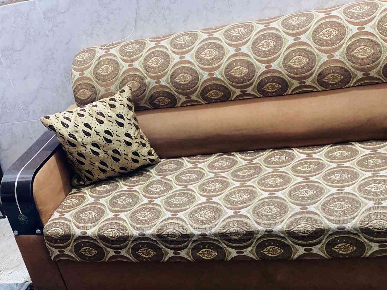 السلام عليكم 
كرسي مال حلاقه وتخم نضيفات للبيع  
***********
